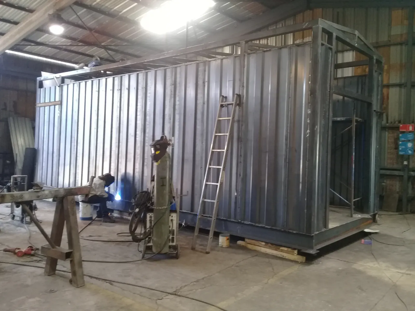 Estructura metálica tipo contenedor en fabricación dentro del taller de IKKIO SERVICES