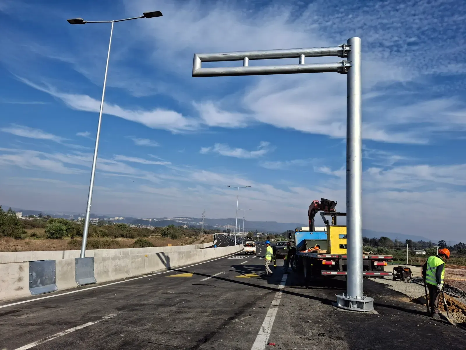 Estructura de banderola vial metálica instalada en carretera por IKKIO SERVICES