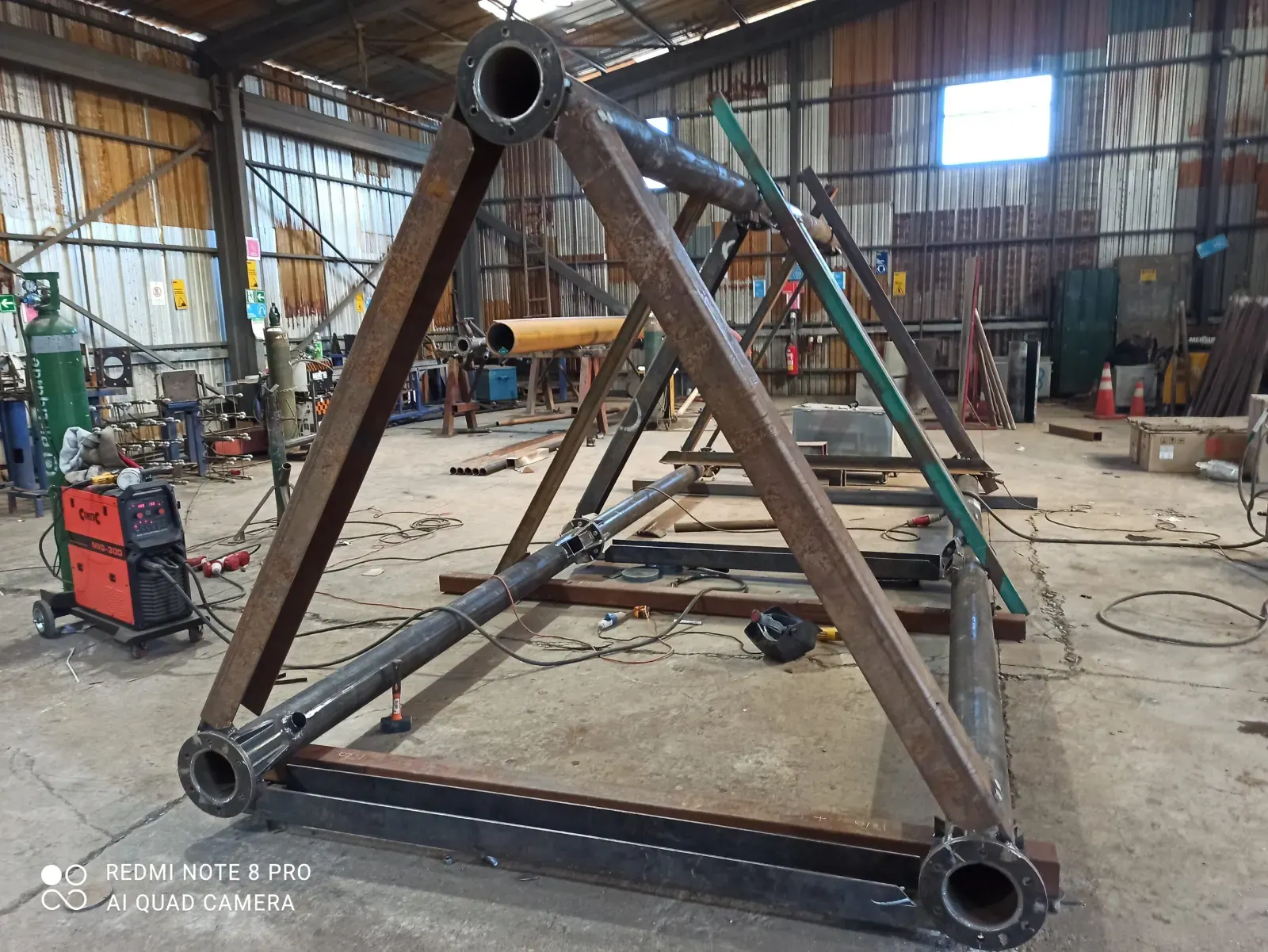 Fabricación de estructura metálica en el taller de IKKIO SERVICES