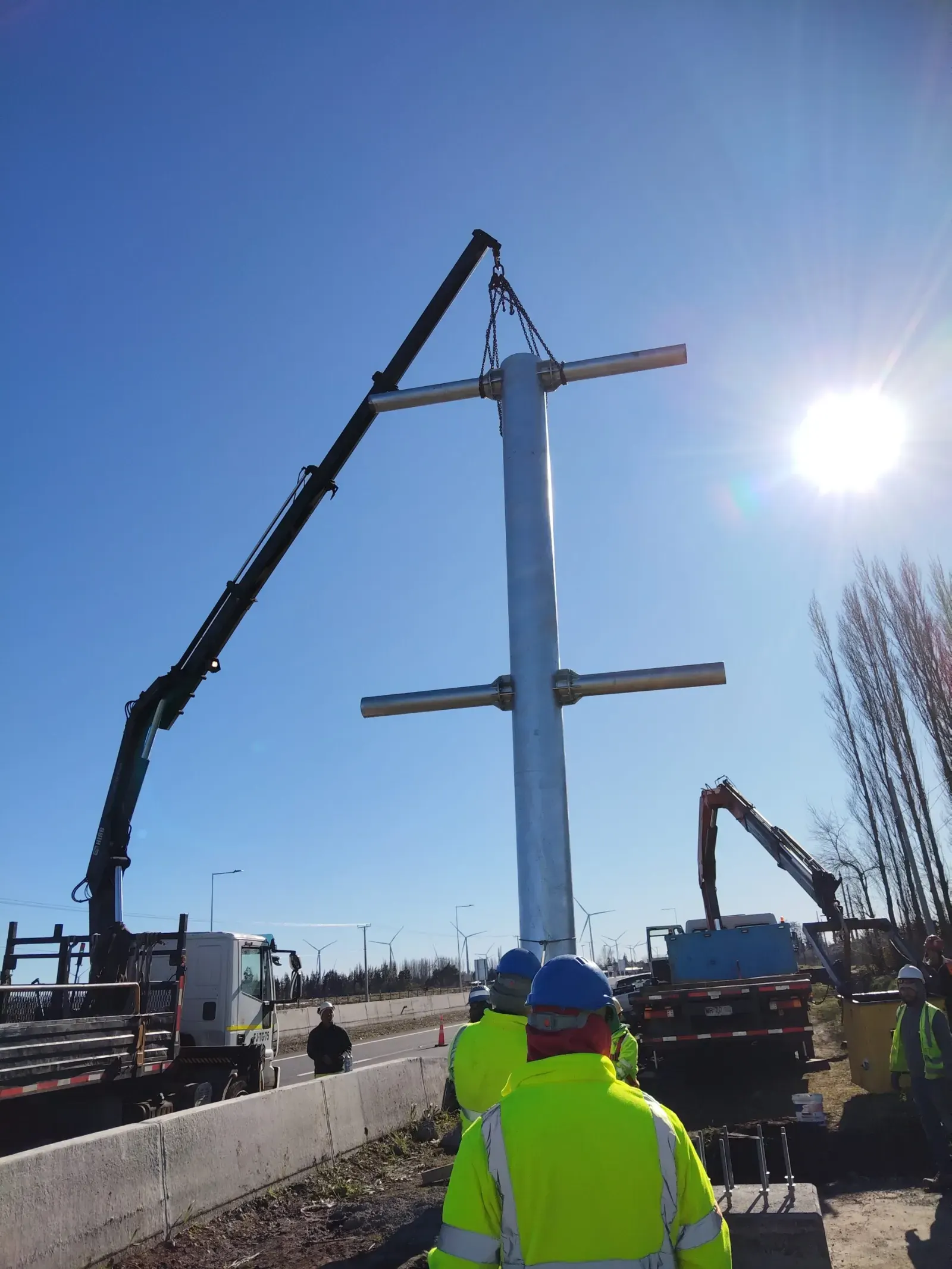 Instalación de poste metálico de señalización vial mediante grúa, proyecto de vialidad de IKKIO SERVICES