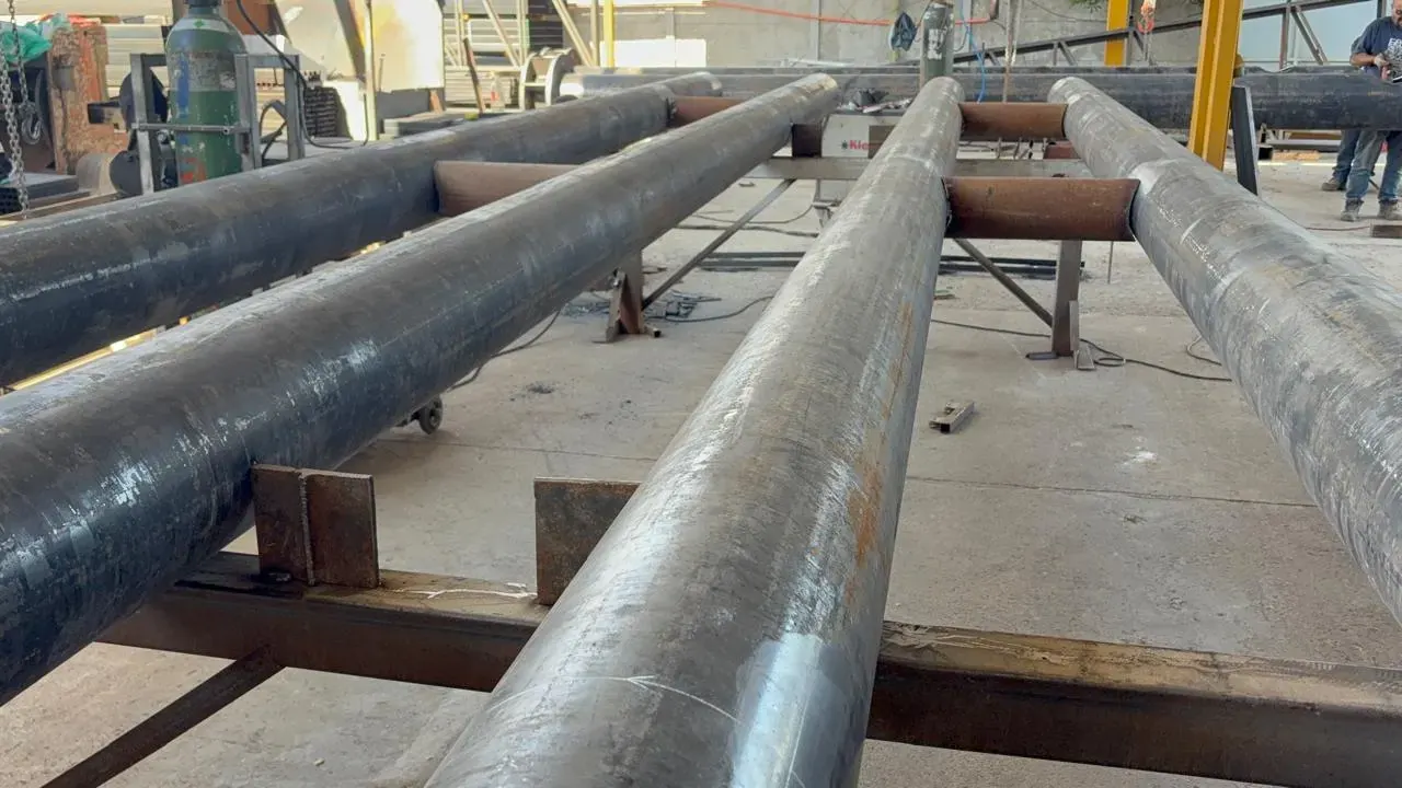 Tuberías de acero sobre estructura metálica en el taller de IKKIO SERVICES